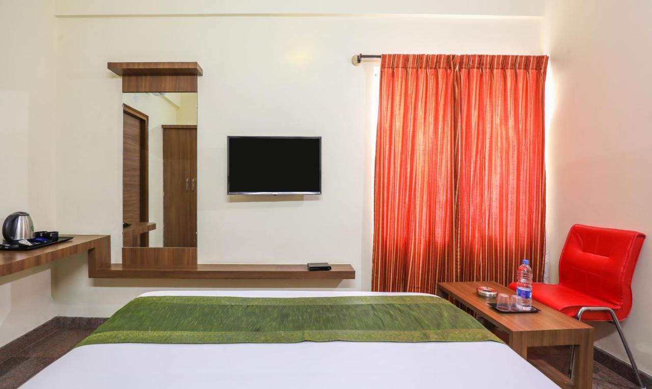 Hotel Treebo Trip Kapil Royalista Ludhiana Exterior foto